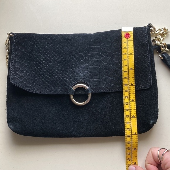 ASOS Suede Crossbody bag with gold chain, black, One Size - Picture 4 of 10